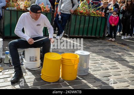 Der Bucket Boy Matthew Pretty tritt auf der Royal Mile auf. Edinburgh Festival Fringe 2022-5 Aug-29 Aug Edinburgh UK. Stockfoto