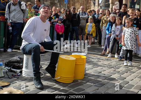 Der Bucket Boy Matthew Pretty tritt auf der Royal Mile auf. Edinburgh Festival Fringe 2022-5 Aug-29 Aug Edinburgh UK. Stockfoto