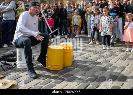 Der Bucket Boy Matthew Pretty tritt auf der Royal Mile auf. Edinburgh Festival Fringe 2022-5 Aug-29 Aug Edinburgh UK. Stockfoto