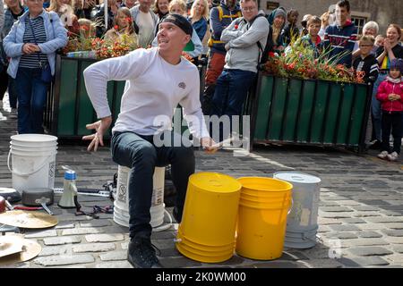 Der Bucket Boy Matthew Pretty tritt auf der Royal Mile auf. Edinburgh Festival Fringe 2022-5 Aug-29 Aug Edinburgh UK. Stockfoto