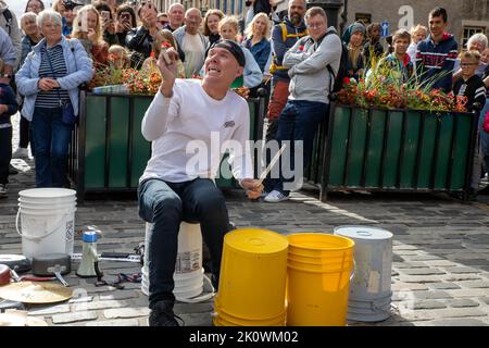 Der Bucket Boy Matthew Pretty tritt auf der Royal Mile auf. Edinburgh Festival Fringe 2022-5 Aug-29 Aug Edinburgh UK. Stockfoto