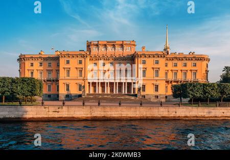 Mikhailovsky Schloss in St. Petersburgin Sommerabend bei Sonnenuntergang. Stockfoto