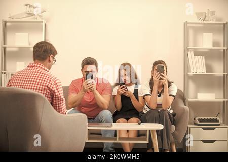 Telefon süchtig Vater Mutter und Kind bei Familie Psychologe, Internet Stockfoto
