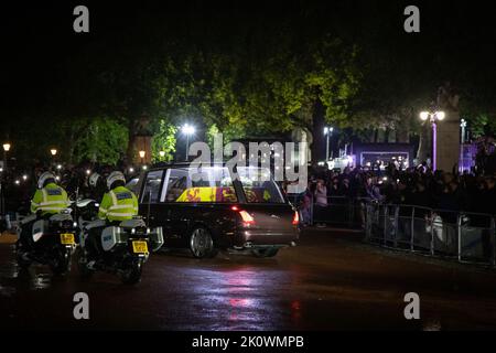 London, England. 13.. September 2022. Trauernde haben die Straße vor dem Buckingham Palace gesäumt, um ihren Respekt zu zollen, als die Königin ihre letzte Reise zum Buckingham Palace macht. Quelle: Kiki Streitberger / Alamy Live News Stockfoto