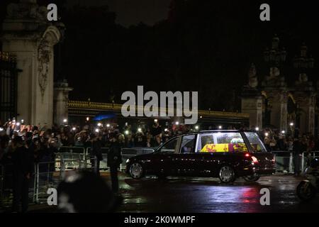 London, England. 13.. September 2022. Trauernde haben die Straße vor dem Buckingham Palace gesäumt, um ihren Respekt zu zollen, als die Königin ihre letzte Reise zum Buckingham Palace macht. Quelle: Kiki Streitberger / Alamy Live News Stockfoto