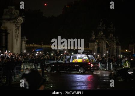 London, England. 13.. September 2022. Trauernde haben die Straße vor dem Buckingham Palace gesäumt, um ihren Respekt zu zollen, als die Königin ihre letzte Reise zum Buckingham Palace macht. Quelle: Kiki Streitberger / Alamy Live News Stockfoto