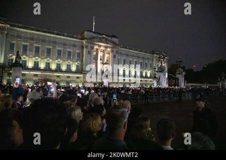 London, England. 13.. September 2022. Trauernde haben die Straße vor dem Buckingham Palace gesäumt, um ihren Respekt zu zollen, als die Königin ihre letzte Reise zum Buckingham Palace macht. Quelle: Kiki Streitberger / Alamy Live News Stockfoto