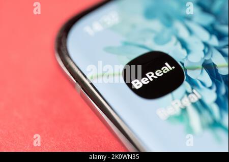 New york, USA - 13. september 2022:New BeReal Social App auf Smartphone-Bildschirm Makro Nahaufnahme Hintergrund Stockfoto