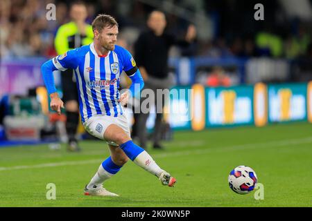 Huddersfield, Großbritannien. 13. September 2022. Oliver Turton #2 von Huddersfield Town während des Sky Bet Championship-Spiels Huddersfield Town gegen Wigan Athletic im John Smith's Stadium, Huddersfield, Großbritannien, 13.. September 2022 (Foto von Conor Molloy/News Images) in Huddersfield, Großbritannien am 9/13/2022. (Foto von Conor Molloy/News Images/Sipa USA) Quelle: SIPA USA/Alamy Live News Stockfoto