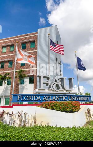 DAVIE, FL, USA - 1. JULI 2022: Eintritt zur Florida Atlantic University. Stockfoto