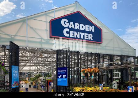 OAK PARK HEIGHTS, MN, USA - 24. AUGUST 2022: Lowe's Home Improvement Garden Center. Stockfoto