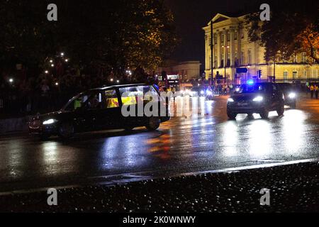 London, Großbritannien, 13.. September 2022. Cortege von Queen Elizabeth II, vorbei an der Hyde Park Corner. Menschenmassen säumen die Route, die stundenlang im Regen gewartet haben. Royal Standard drapierte über den Sarg. Chrysoulla Kyprianou Rosling/Alamy Live News Stockfoto