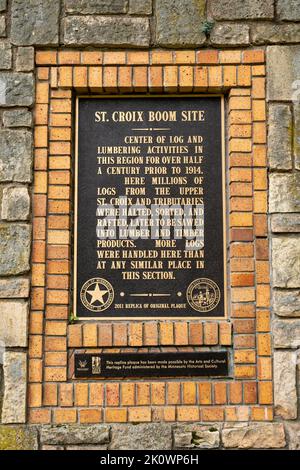 STILLWATER, MN, USA - 10. SEPTEMBER 2022: St. Croix Boom Site Monument am St. Croix River. Stockfoto