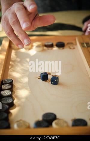 Backgammon Board mit Chips und Würfeln im Flug Stockfoto