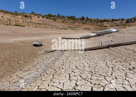 Die Boote liegen ungenutzt, da die Dürre den Vinuela-Stausee in Malaga, Spanien, beeinträchtigt Stockfoto