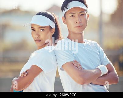 Tennis-Team, Leistungssport und seriöse Männer und Frauen bereit für ein Spiel oder Spiel auf einem Platz im Freien. Fitness mit Spielern, die zusammen stehen Stockfoto