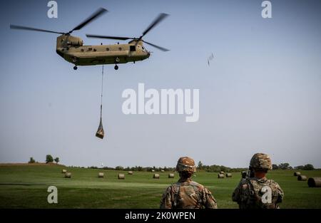 2. LT. Brilee Vargason, ein Mount Pleasant, Iowa, gebürtiger und Zugführer, der der Truppe A, der 1.. Staffel, dem 113.. Kavallerieregiment, der Iowa Army National Guard und Staff Sgt. Joshua Pauley, ein gebürtiger Infanterist aus Madrid, Iowa, der der Headquarters & Headquarters Company, 1. Battalion, 168. Infantry Regiment, IANG, zugewiesen wurde, beobachtet, wie ein CH-47 Chinook-Hubschrauber-Schleuder eine Frachtladung während eines U.S. Pathfinder-Kurses am 8. September 2022 in Camp Dodge in Johnston, Iowa, lastet. Fast 30 Soldaten absolvierten den Kurs, der von einem mobilen Trainingsteam der Nationalgarde der Armee, Krieger Trainin, unterrichtet wurde Stockfoto