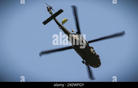 Eine US-Army National Guard UH-60 Black Hawk Crew legt am 8. September 2022 während einer Lufttropfen- und Schleuderbelastung im Rahmen eines U.S. Pathfinder Course im Camp Dodge in Johnston, Iowa, eine Schachtel mit verzehrfertigen Mahlzeiten ab. Fast 30 Soldaten absolvierten den Kurs, der von einem mobilen Trainingsteam im Warrior Training Center der Army National Guard in Fort Benning, Georgia, unterrichtet wurde. Jeder Soldat wurde mit einem MRE-Paket beauftragt und mit der Koordination eines Luftabfalls an einem bestimmten Ort beauftragt. Army Pathfinders sind geschult, um Navigationshilfe und Beratungsdienste für Militärflugzeuge in Gebieten Design zu bieten Stockfoto