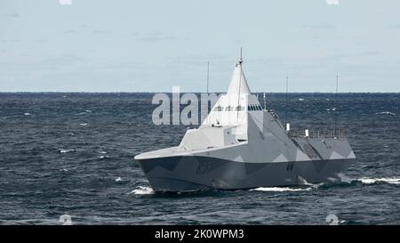 220830-N-MZ836-1025 OSTSEE (AUG 30, 2022) die schwedische Visby-Klasse Korvette HSwMS Harnosand (K33) durchstreift die Ostsee während einer Fotoübung mit dem amphibischen Sturmschiff USS Kearsarge (LHD 3) der Wasp-Klasse am 30. August 2022. Die Kearsarge Amphibious Ready Group und die eingeschiffte 22. Marine Expeditionary Unit unter dem Kommando und der Kontrolle der Task Force 61/2 befinden sich im geplanten Einsatzgebiet der US Naval Forces Europe, das von der US Sixth Fleet zur Verteidigung der Interessen der USA, der Alliierten und der Partner eingesetzt wird. (USA Navy Foto von Mass Communication Specialist 2. Class Jesse Schwab) Stockfoto