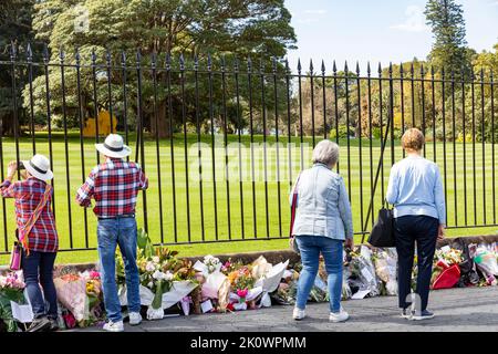 Trauernde legen Blumen nach dem Tod von Königin Elizabeth II. Im Government House im Stadtzentrum von Sydney, New South Wales, Australien Stockfoto