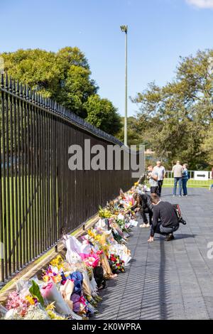 Queen Elizabeth II Tod, Trauernde in Sydney lassen Blumen und Karten vor dem Regierungsgebäude in Sydney, NSW, Australien Stockfoto