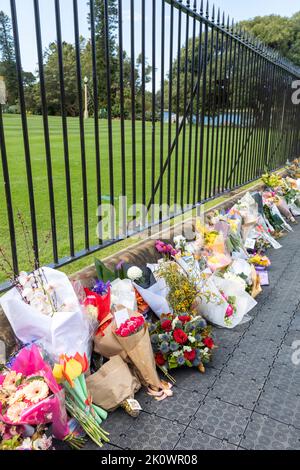 Tod Ihrer Majestät Königin Elizabeth II., Trauernde hinterlassen Blumen und Karten in Sydney, Australien, vor dem NSW Government House Stockfoto