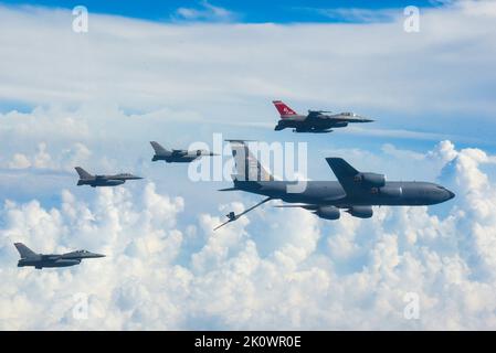 Die F-16C-Falken der US-Luftwaffe vom 187. Fighter Wing, Montgomery, Alabama, werden von einem KC-135R Stratotanker vom 117. Air Betanking Wing, Birmingham, Alabama, am 17. August 2022 betankt. Das Foto wurde mit den Red Tails und dem 100.-jährigen Gedenkschwanzstück für den 117. Air Tanken Wing aufgenommen. (USA Foto der Air National Guard vom Senior Airman Nichola Faddis.) Stockfoto