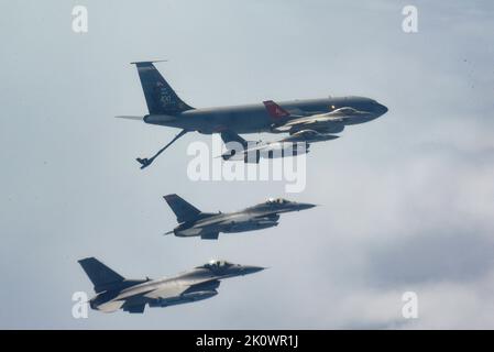 Die F-16C-Falken der US-Luftwaffe vom 187. Fighter Wing, Montgomery, Alabama, werden von einem KC-135R Stratotanker vom 117. Air Betanking Wing, Birmingham, Alabama, am 17. August 2022 betankt. Das Foto wurde mit den Red Tails und dem 100.-jährigen Gedenkschwanzstück für den 117. Air Tanken Wing aufgenommen. (USA Foto der Air National Guard vom Senior Airman Nichola Faddis.) Stockfoto