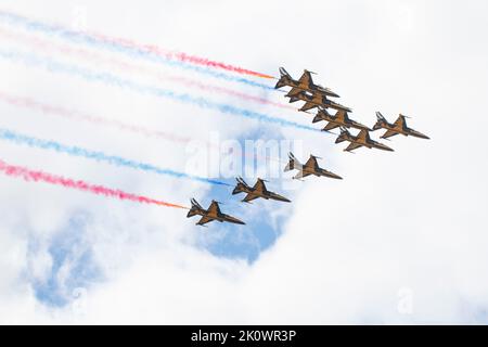 Das Republic of Korea Air Force Black Eagles Display Team, das Kai T-50B Golden Eagles, führt Flugmanöver während des Royal International Air Tattoo bei der Royal Air Force Fairford, England, 15. Juli 2022 durch. RIAT erlaubte der US-Luftwaffe, ihre starke Vorwärtspräsenz in Europa zu demonstrieren und die NATO und andere europäische Verbündete zu stärken. Die Veranstaltung, bei der Flugzeuge aus der ganzen Welt vorgestellt wurden, feierte die Vergangenheit und Gegenwart der Luftfahrt und inspirierte die nächste Generation. (USA Luftwaffe Foto von Senior Airman Jennifer Zima) Stockfoto