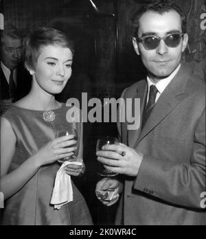 3. März 1960, Paris, Frankreich: JEAN-LUC GODARD und JEAN SEBERG toastieren mit Champagner die Veröffentlichung seines neuen Films ''A Bout De Souffle'' (Breathless): JEAN-LUC GODARD, der bekannte französische Regisseur, lud die Presse zu einer Cocktailparty ein, um die Veröffentlichung seines neuen Films ''A Bout De Souffle''' (Breathless) mit Jean Seberg zu feiern. (Bild: © Keystone Press Agency/ZUMA Press Wire) Stockfoto