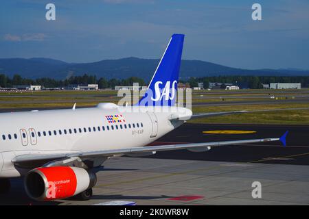OSLO, NORWEGEN -15 AUG 2022- Ansicht eines Flugzeugs von Scandinavian Airlines SAS (SK) auf dem Flughafen Oslo Lufthavn Gardermoen (OSL), dem Hauptflughafen in Stockfoto