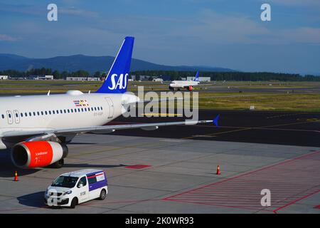 OSLO, NORWEGEN -15 AUG 2022- Ansicht eines Flugzeugs von Scandinavian Airlines SAS (SK) auf dem Flughafen Oslo Lufthavn Gardermoen (OSL), dem Hauptflughafen in Stockfoto