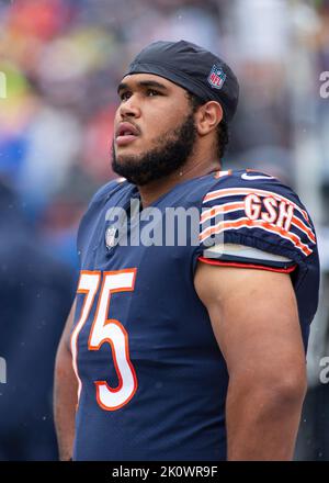 Chicago, Illinois, USA. 11. September 2022. - Chicago Bears #75 Larry Borom macht sich bereit für das Spiel zwischen dem San Francisco 49ers und den Chicago Bears im Soldier Field in Chicago, IL. Kredit: csm/Alamy Live Nachrichten Stockfoto