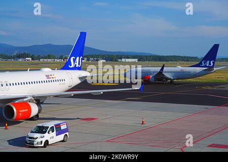 OSLO, NORWEGEN -15 AUG 2022- Ansicht eines Flugzeugs von Scandinavian Airlines SAS (SK) auf dem Flughafen Oslo Lufthavn Gardermoen (OSL), dem Hauptflughafen in Stockfoto