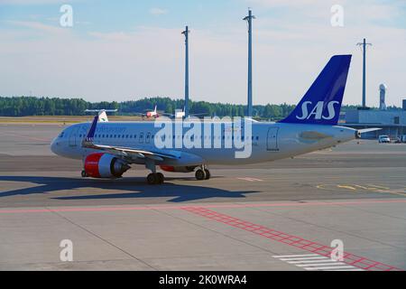 OSLO, NORWEGEN -15 AUG 2022- Ansicht eines Flugzeugs von Scandinavian Airlines SAS (SK) auf dem Flughafen Oslo Lufthavn Gardermoen (OSL), dem Hauptflughafen in Stockfoto