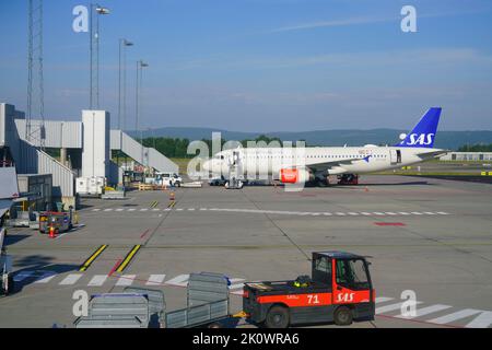 OSLO, NORWEGEN -15 AUG 2022- Ansicht eines Flugzeugs von Scandinavian Airlines SAS (SK) auf dem Flughafen Oslo Lufthavn Gardermoen (OSL), dem Hauptflughafen in Stockfoto