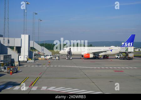 OSLO, NORWEGEN -15 AUG 2022- Ansicht eines Flugzeugs von Scandinavian Airlines SAS (SK) auf dem Flughafen Oslo Lufthavn Gardermoen (OSL), dem Hauptflughafen in Stockfoto