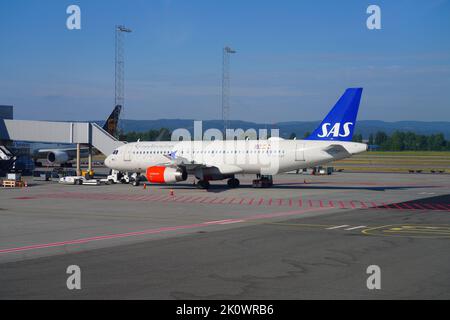 OSLO, NORWEGEN -15 AUG 2022- Ansicht eines Flugzeugs von Scandinavian Airlines SAS (SK) auf dem Flughafen Oslo Lufthavn Gardermoen (OSL), dem Hauptflughafen in Stockfoto