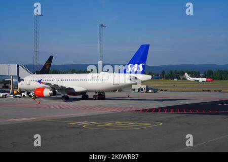 OSLO, NORWEGEN -15 AUG 2022- Ansicht eines Flugzeugs von Scandinavian Airlines SAS (SK) auf dem Flughafen Oslo Lufthavn Gardermoen (OSL), dem Hauptflughafen in Stockfoto