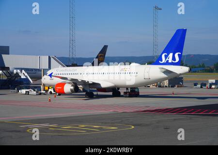 OSLO, NORWEGEN -15 AUG 2022- Ansicht eines Flugzeugs von Scandinavian Airlines SAS (SK) auf dem Flughafen Oslo Lufthavn Gardermoen (OSL), dem Hauptflughafen in Stockfoto