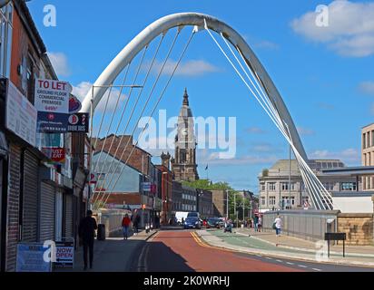 Der weiße Bolton Arch in der Newport Street, der vom Bolton Bahnhof und der Kreuzung zum Rathaus und Stadtzentrum führt - optimistisch für die Zukunft Stockfoto