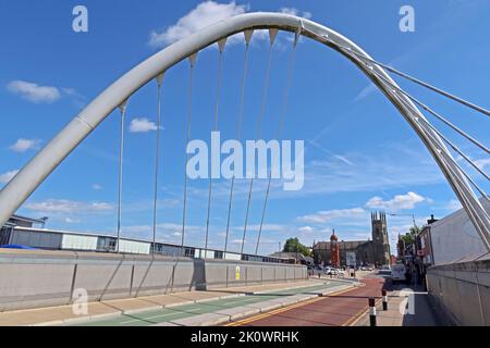 Der weiße Bolton-Bogen in der Newport Street, der vom Bahnhof Bolton führt und in die Holy Trinity Church, Trinity Street, Stadtzentrum, übergeht Stockfoto