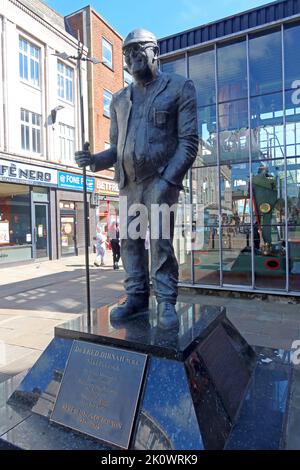 Dr. Fred Dibnah Steeplejack Bronze Statue, verehrter Sohn von Bolton, berühmter Boltonier 1938-2004, Bolton Stadtzentrum, Lancs, England, UK Stockfoto