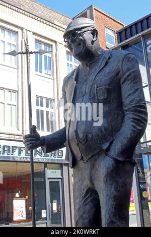 Dr. Fred Dibnah Steeplejack Bronze Statue, verehrter Sohn von Bolton, berühmter Boltonier 1938-2004, Bolton Stadtzentrum, Lancs, England, UK Stockfoto