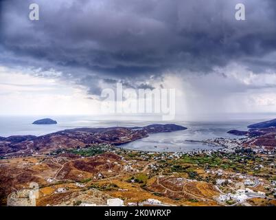 Sturm über dem hafen der ägäischen Insel Stockfoto