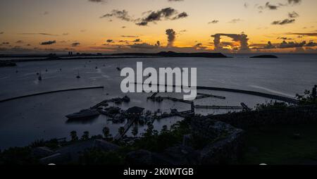 Blick auf den Sonnenuntergang von Fort Louis mit Blick auf den Hafen von Marigot auf der französischen Seite der karibischen Insel St. Martin Stockfoto