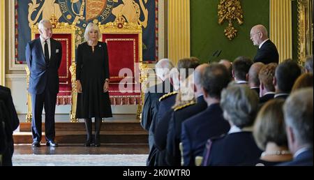 Der britische König Charles III., flankiert von der britischen Camilla, Queen Consort, hält eine Rede, nachdem er eine Kondolenzbotschaft vom Sprecher der Nordirland-Versammlung erhalten hat: Und Mitglied der irischen Repulikanpartei Sinn Fein Alex Maskey (R), nach dem Tod seiner Mutter Königin Elizabeth II., am Dienstag, dem 13. September 2022, im Hillsborough Castle in Belfast während seines Besuchs in Nordirland. Foto von WPA Pool/Royal Family/UPI. Kredit: UPI/Alamy Live Nachrichten Stockfoto