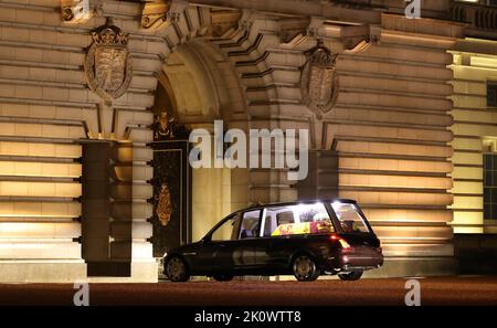 Der Sarg von Königin Elizabeth II. Kommt im Royal Hearse am Buckingham Palace in London an, wo er am Dienstag, dem 13. September 2022, über Nacht im Bow Room des Palastes in London ruhen wird. Der Sarg der Königin wurde mit dem Auto von RAF Northholt im Westen Londons genommen, nachdem er an Bord eines Royal Air Force C-17 Globemaster aus Edinburgh, Schottland, geflogen wurde. Ihre einzige Tochter, Anne, war das einzige ihrer vier Kinder auf dem Flug. Foto des britischen Verteidigungsministers/UPI. Kredit: UPI/Alamy Live Nachrichten Stockfoto