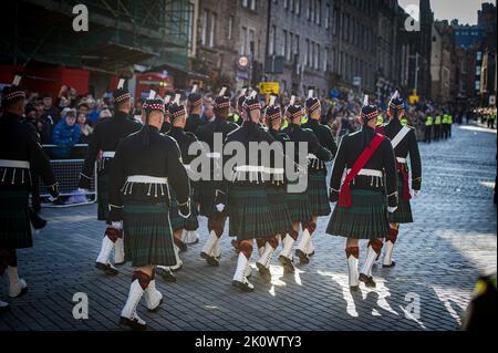 Edinburgh, Großbritannien. 13. September 2022. Der Sarg Ihrer Majestät Königin Elizabeth II. Wird am Dienstag, dem 13. September 2022, aus der St. Gile's Cathedral entfernt, während die Cortege auf dem Weg zum Flughafen Edinburgh für die Reise nach London ist. Das Royal Regiment of Scotland stellte der Eskorte in Edinburgh die Blumen zur Verfügung, die durch den Wald verpflügt wurden. Foto: UK Ministry of Defense/UPI Credit: UPI/Alamy Live News Stockfoto