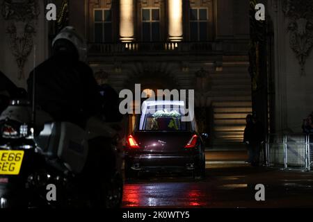 London, Großbritannien. 13. September 2022. Der Sarg von Königin Elizabeth II. Kommt am Dienstag, dem 13. September 2022, in London am Buckingham Palace an, nachdem er früher am Tag aus Edinburgh verlegt worden war. Die Königin wird die Nacht im Buckingham Palace bleiben, bevor sie vor ihrer Beerdigung am Montag, den 19. September, im Staat in der Westminster Hall liegt. Foto: UK Ministry of Defense/UPI Credit: UPI/Alamy Live News Stockfoto